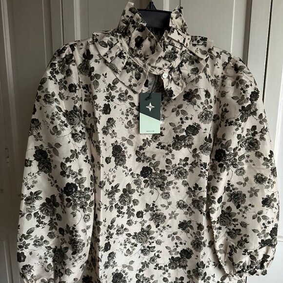 NWT TUCKERNUCK Faded Roses Bouvier Blouse Size MED, XL, XXL - Picture 2 of 4